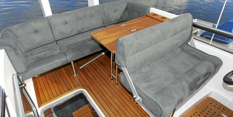 FLYBRIDGE: Her kan inntil fem personer ta plass. FLYBRIDGE: Her kan inntil fem personer ta plass.