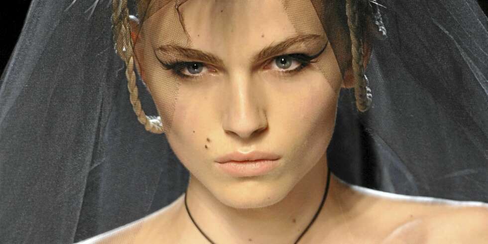 MANNLIG MODELL: Andrej Pejic viser en brudekjole under visningen til Jean-Paul Gaultier. Det er ikke alle som er klar over at det er en mannlig modell. MANNLIG MODELL: Andrej Pejic viser en brudekjole under visningen til Jean-Paul Gaultier. Det er ikke alle som er klar over at det er en mannlig modell.