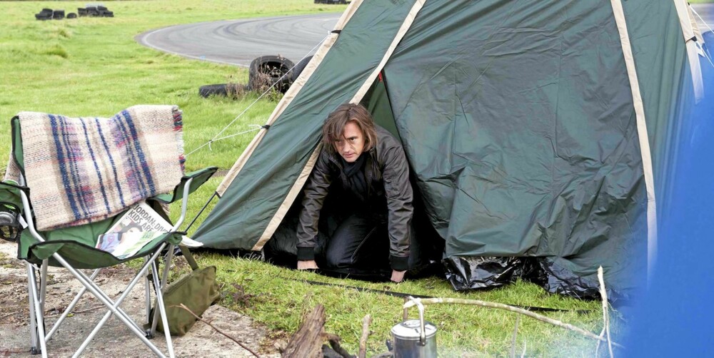 OVERNATTET I TELT: Richard Hammond var så gira på å kjøre disse to bilene at han overnattet på banen. OVERNATTET I TELT: Richard Hammond var så gira på å kjøre disse to bilene at han overnattet på banen.