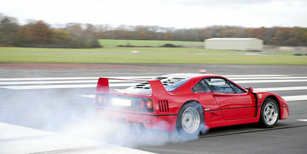VERDENS RASKESTE: Ferrari F40 snappet tittelen verdens raskeste gatebil fra Porsche 959. VERDENS RASKESTE: Ferrari F40 snappet tittelen verdens raskeste gatebil fra Porsche 959.
