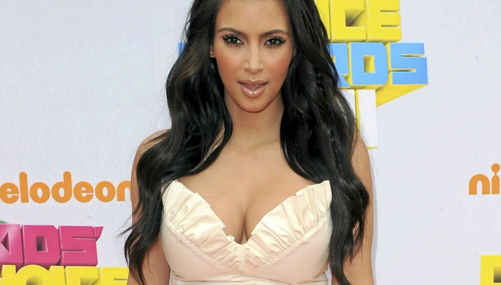 Kim Kardashian provoserte mange amerikanere med sitt valg av antrekk til Kids Choice Awards. Kim Kardashian provoserte mange amerikanere med sitt valg av antrekk til Kids Choice Awards.