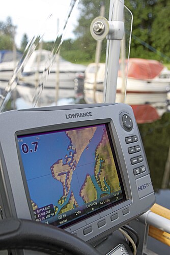 FOKUS: De viktigste faste knappene er godt plassert til høyre og de kontekstavhengige knappene (softkeys) under skjermen. FOKUS: De viktigste faste knappene er godt plassert til høyre og de kontekstavhengige knappene (softkeys) under skjermen.