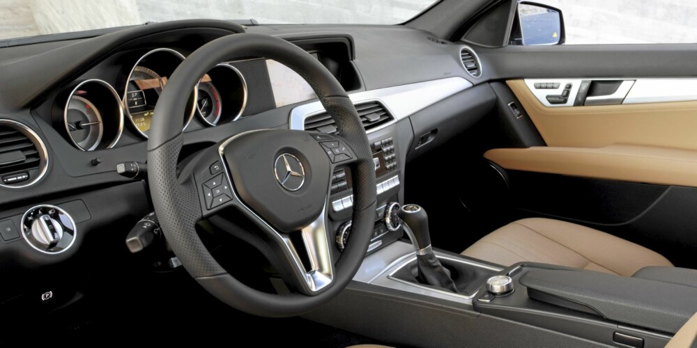 SPORTY: Interiøret har fått designdetaljer fra E-klasse og SLS. FOTO: Daimler AG SPORTY: Interiøret har fått designdetaljer fra E-klasse og SLS. FOTO: Daimler AG