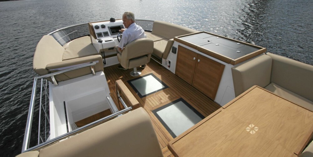 VOLDSOM FLYBRIDGE: Sealine F46 har den største flybridgen vi har sett i denne klassen. VOLDSOM FLYBRIDGE: Sealine F46 har den største flybridgen vi har sett i denne klassen.