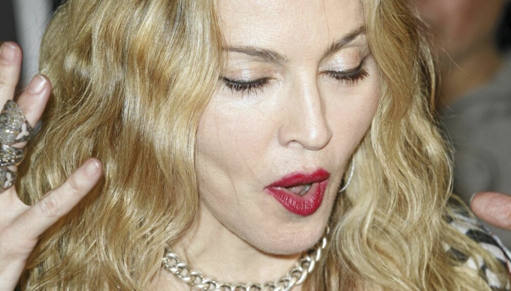 Madonnas kabbalisme har kostet henne dyrt. Mange millioner dollar som skulle komme fattige barn til gode, er blitt borte. FBI etterforsker nå sektlederen Philip Berg for svindel. Madonnas kabbalisme har kostet henne dyrt. Mange millioner dollar som skulle komme fattige barn til gode, er blitt borte. FBI etterforsker nå sektlederen Philip Berg for svindel.