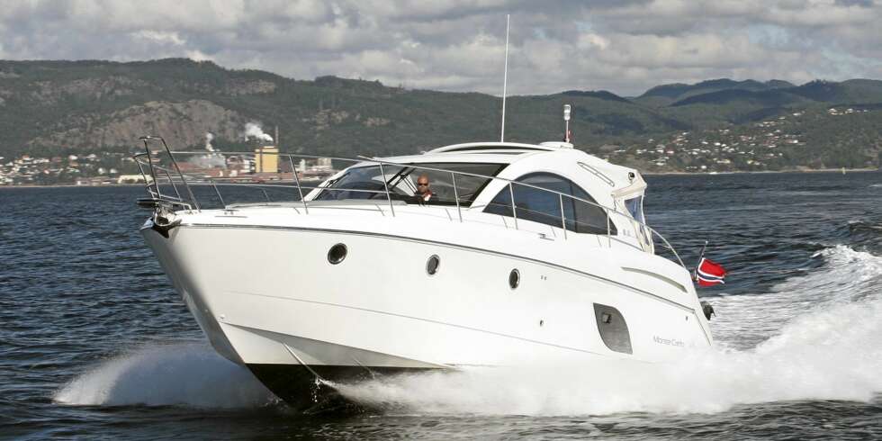 FART: Med marsjfart på rundt 30 knop kommer du langt avgårde på kort tid i Beneteau Monte Carlo 42. FART: Med marsjfart på rundt 30 knop kommer du langt avgårde på kort tid i Beneteau Monte Carlo 42.