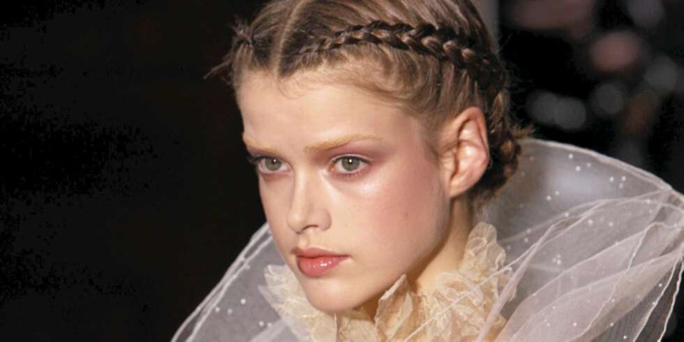 FINE FRISYRER: Prøv fletter på en ny måte, som vist her fra Valentino Haute Couture. FINE FRISYRER: Prøv fletter på en ny måte, som vist her fra Valentino Haute Couture.
