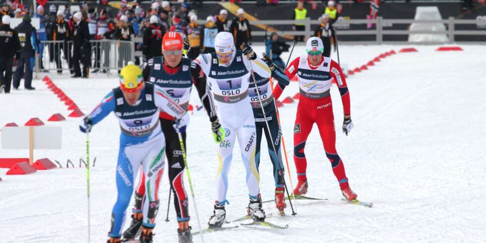 ULVEN OG FÅREFLOKKEN: Northug kontrollerer feltet på stafetten. I den nye boka forteller han hva han tenkte akkurat her. ULVEN OG FÅREFLOKKEN: Northug kontrollerer feltet på stafetten. I den nye boka forteller han hva han tenkte akkurat her.