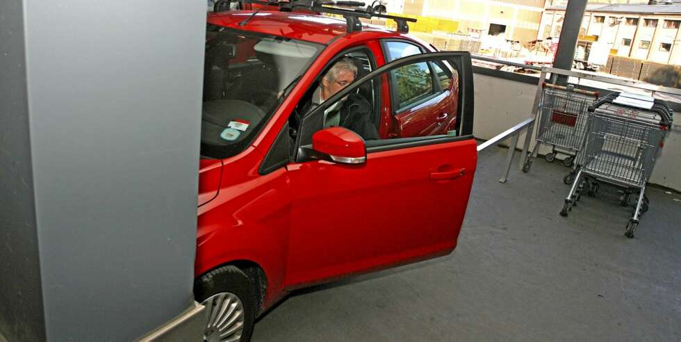 SMART? Tenk deg om før du parkerer. Mange biler skades i P-hus. FOTO: Petter Handeland SMART? Tenk deg om før du parkerer. Mange biler skades i P-hus. FOTO: Petter Handeland