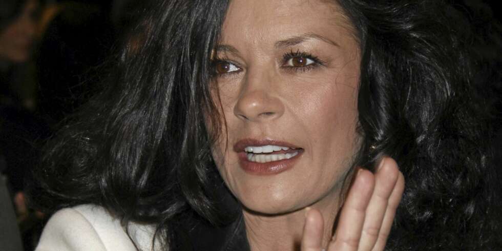 Catherine Zeta-Jones har en bipolar lidelse, og nylig skrev hun seg inn ved et psykiatrisk sykhehus for å komme til hektene etter et svært krevende år. Catherine Zeta-Jones har en bipolar lidelse, og nylig skrev hun seg inn ved et psykiatrisk sykhehus for å komme til hektene etter et svært krevende år.