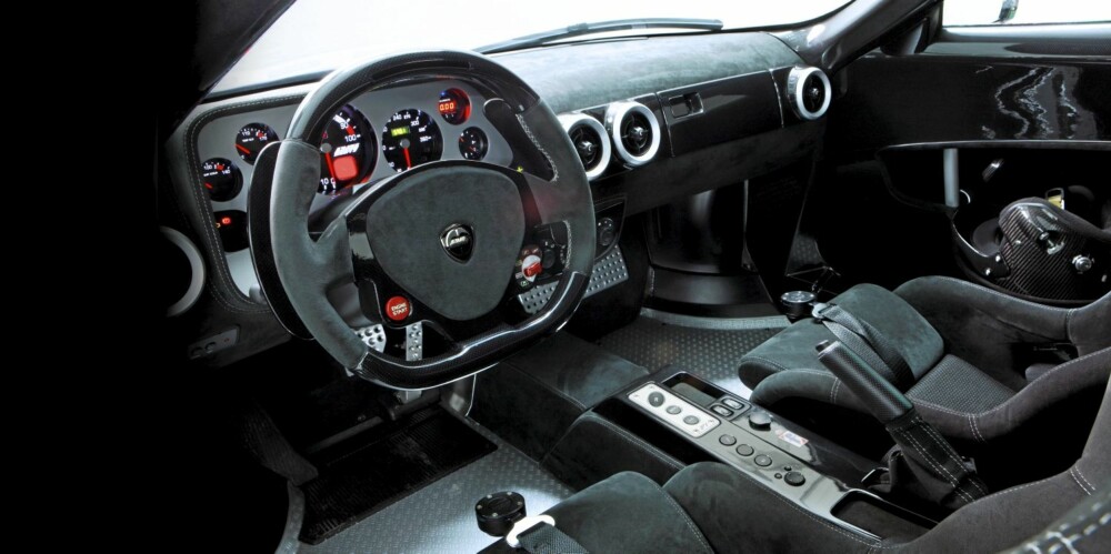 FERRARI-INTERIØR: Det er mange detaljer i interiøret som minner om at basisen var en Ferrari 430 Scuderia. FERRARI-INTERIØR: Det er mange detaljer i interiøret som minner om at basisen var en Ferrari 430 Scuderia.