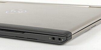 FORAN: Hodetelefon og mikrofon er de eneste portene som er plassert noe annet sted enn bak. Plass til SIM-kort til 3G/HSDPA-modulen sitter også foran. FORAN: Hodetelefon og mikrofon er de eneste portene som er plassert noe annet sted enn bak. Plass til SIM-kort til 3G/HSDPA-modulen sitter også foran.