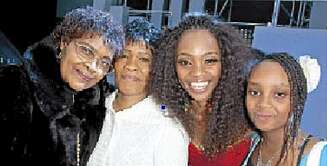 STØTTE: Familien er viktig for Stella. Her ser vi (f.v.) tanten Judy Kamau, mamma Perpetua, Stella og lillesøster Cherie Mwangi. STØTTE: Familien er viktig for Stella. Her ser vi (f.v.) tanten Judy Kamau, mamma Perpetua, Stella og lillesøster Cherie Mwangi.