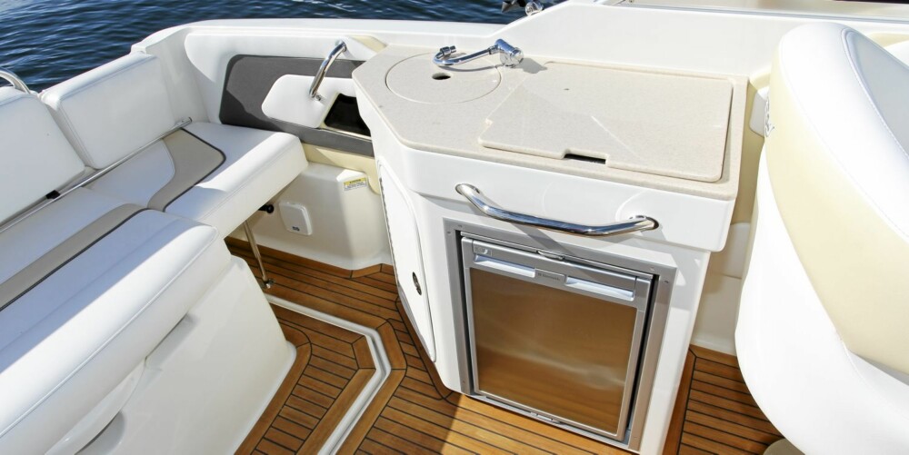 BYSSE: Mot et pristillegg kan Sea Ray 235 WWE leveres med en liten bysseseksjon i cockpit. BYSSE: Mot et pristillegg kan Sea Ray 235 WWE leveres med en liten bysseseksjon i cockpit.