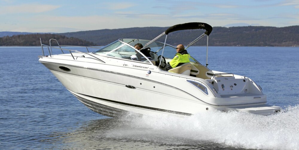 KLASSISK: Sea Ray 235 WWE har elegante DC-linjer og ryddige sjøegenskaper. KLASSISK: Sea Ray 235 WWE har elegante DC-linjer og ryddige sjøegenskaper.