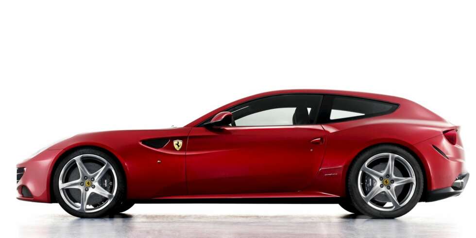 STOR: Ferrari FF er en stor og rommelig bil, og med fire seter, stort bagasjerom, sprek V12 og firehjulsdrift bør den fungere til det meste. STOR: Ferrari FF er en stor og rommelig bil, og med fire seter, stort bagasjerom, sprek V12 og firehjulsdrift bør den fungere til det meste.