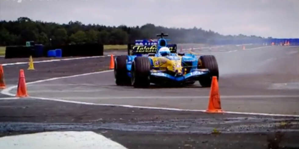 SLITER: Richard Hammond snurrer etter en halv runde i F1-bilen. Klarer han å kjøre to hele runder uten å vrake den verdifulle bilen? SLITER: Richard Hammond snurrer etter en halv runde i F1-bilen. Klarer han å kjøre to hele runder uten å vrake den verdifulle bilen?