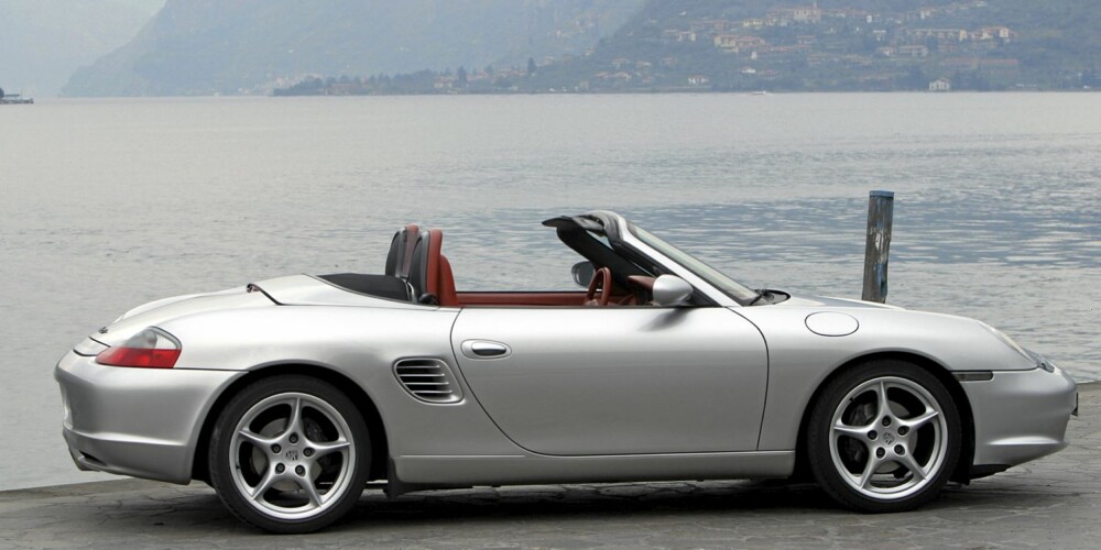 I SITT ESS: Ved Gardasjøen i Italia er det perfekt å nyte en Porsche Boxster. I SITT ESS: Ved Gardasjøen i Italia er det perfekt å nyte en Porsche Boxster.