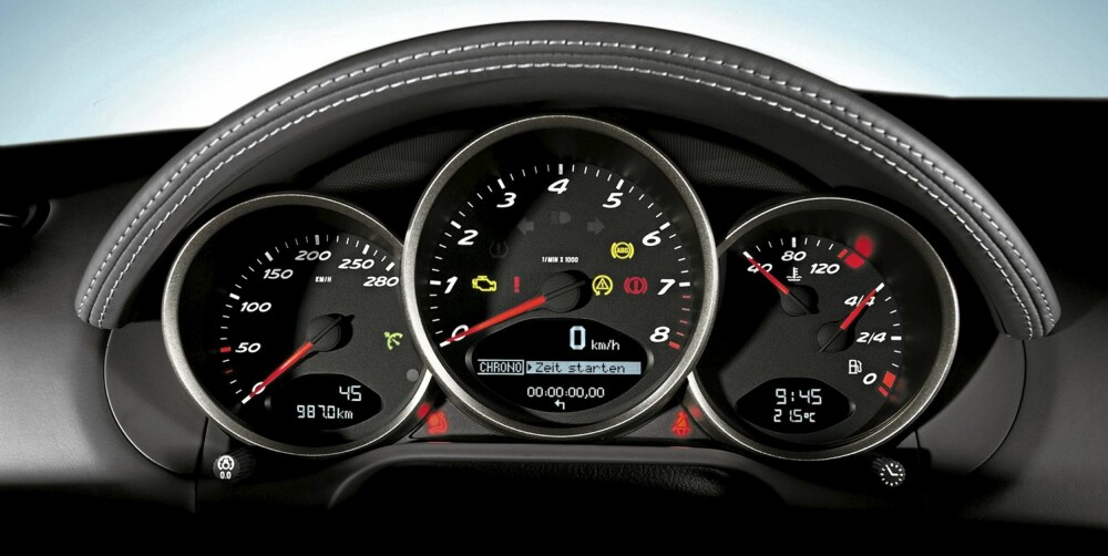 NYTT: Instrumentbordet er kraftig oppgradert i Porsche Boxster 2005. NYTT: Instrumentbordet er kraftig oppgradert i Porsche Boxster 2005.