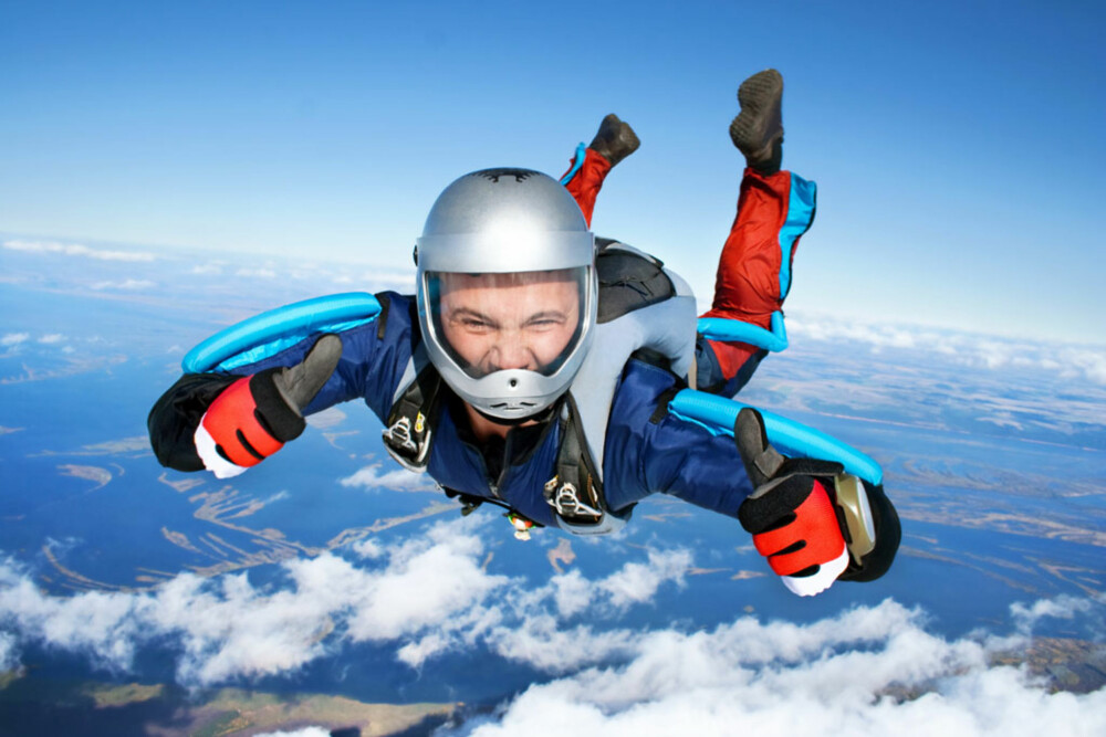 SPORTY: Mange fallskjermklubber tilbyr tandem-hopp. Dvs. at man hopper sammen med en erfaren fallskjermhopper fra f.eks. 10.000 fot, festet til fallskjermhopperens mage i en sele. Denne tøffingen har hoppet før. SPORTY: Mange fallskjermklubber tilbyr tandem-hopp. Dvs. at man hopper sammen med en erfaren fallskjermhopper fra f.eks. 10.000 fot, festet til fallskjermhopperens mage i en sele. Denne tøffingen har hoppet før.