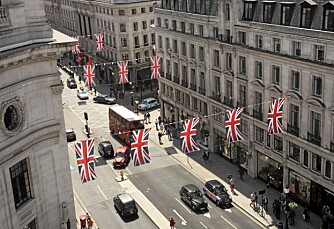 I motsetning til andre europeiske bryllup, følges denne festen av en hel verden - ikke bare noen få land. Union Jack vaier ikke bare over Londons gater, men også over store deler av det som var det britiske imperiet. I motsetning til andre europeiske bryllup, følges denne festen av en hel verden - ikke bare noen få land. Union Jack vaier ikke bare over Londons gater, men også over store deler av det som var det britiske imperiet.