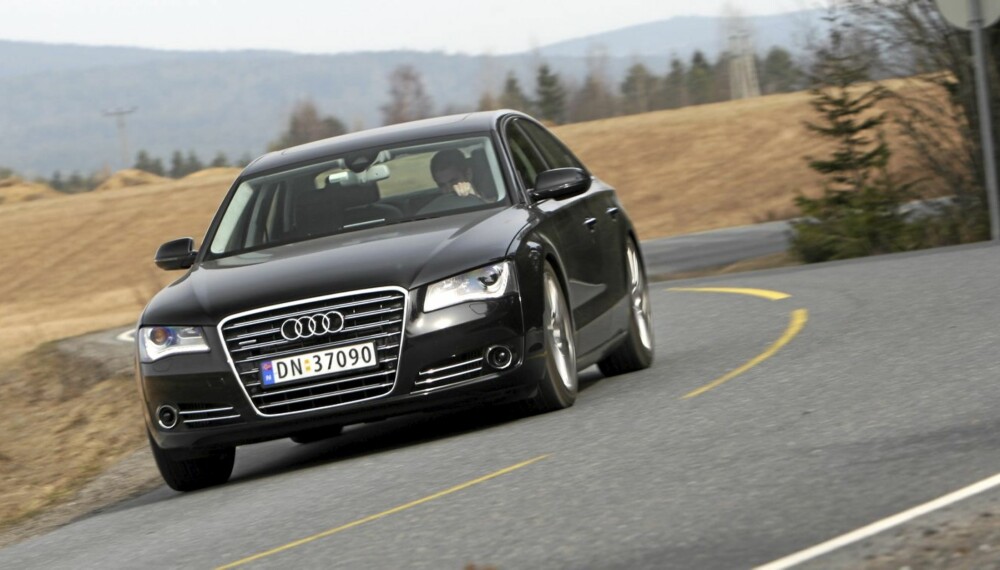 TYPISK: Biler som Audi A8 kler ikke sterke farger, er vel de fleste enige om. Svart er en vanlig farge på store sedaner. FOTO: Egil Nordlien HM Foto TYPISK: Biler som Audi A8 kler ikke sterke farger, er vel de fleste enige om. Svart er en vanlig farge på store sedaner. FOTO: Egil Nordlien HM Foto