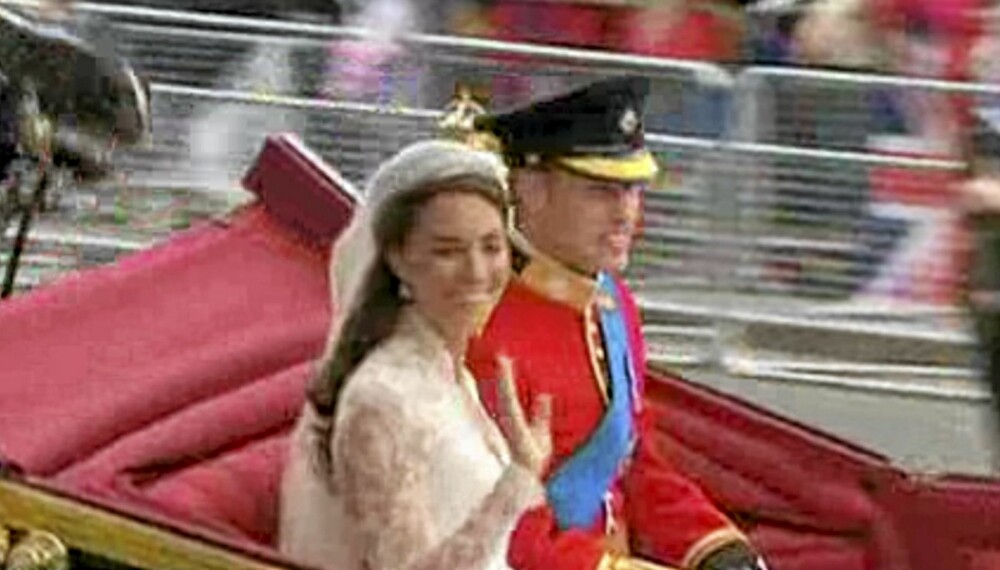 STRÅLENDE: Kate og William kan vinke til hundretusener av briter som har møtt opp for å glede seg sammen med dem. STRÅLENDE: Kate og William kan vinke til hundretusener av briter som har møtt opp for å glede seg sammen med dem.