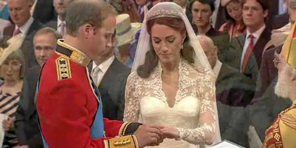 WILL VILLE: Etter de rituelle "I do"-ene fikk Kate et synlig symbol på ekteskapspakten - en ring laget av walisisk gull. WILL VILLE: Etter de rituelle "I do"-ene fikk Kate et synlig symbol på ekteskapspakten - en ring laget av walisisk gull.