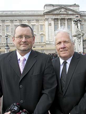 - Kommer aldri til å glemme denne folkefesten, sier Roger Øversveen (t.h.) . Her sammen med fotograf Tom Hansen utenfor Buckingham Palace. - Kommer aldri til å glemme denne folkefesten, sier Roger Øversveen (t.h.) . Her sammen med fotograf Tom Hansen utenfor Buckingham Palace.