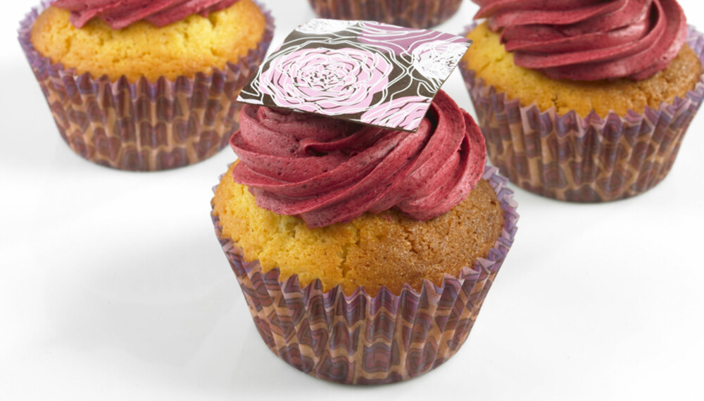 USA-TREND: Cupcakes (vår tids moderne muffins) med karamellsjokolade og solbærkrem. USA-TREND: Cupcakes (vår tids moderne muffins) med karamellsjokolade og solbærkrem.