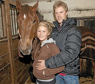 HEST ER BEST: For Iselin er det å jobbe med travhester en livsstil. Her er paret med Iselins travhest Beyond the Limits. HEST ER BEST: For Iselin er det å jobbe med travhester en livsstil. Her er paret med Iselins travhest Beyond the Limits.