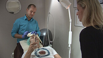 Dramatisk:
Petter fikk sin Botox-behandling i spa-
avdelingen på Strand Hotell på Gjøvik. Audun Henriksen satte sprøytene på Petter, og måtte også hjelpe til under besvimelsen. Dramatisk:
Petter fikk sin Botox-behandling i spa-
avdelingen på Strand Hotell på Gjøvik. Audun Henriksen satte sprøytene på Petter, og måtte også hjelpe til under besvimelsen.