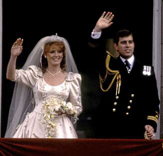 Prince Andrew og Sarah Ferguson giftet seg i 1986, og den gang var det hus som kunne vinke fra slottsbalkongen. Paret skilte seg ti år etter og på sin nevø Williams store dag, fikk hun ikke engang komme på festen. Prince Andrew og Sarah Ferguson giftet seg i 1986, og den gang var det hus som kunne vinke fra slottsbalkongen. Paret skilte seg ti år etter og på sin nevø Williams store dag, fikk hun ikke engang komme på festen.