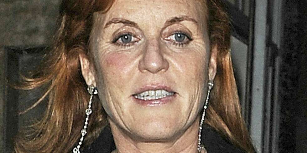 ALENE: Sarah Ferguson har ikke lenger den britiske kongefamilien i ryggen. De har fått nok av 51-åringens endeløse rekke av skandaler. ALENE: Sarah Ferguson har ikke lenger den britiske kongefamilien i ryggen. De har fått nok av 51-åringens endeløse rekke av skandaler.