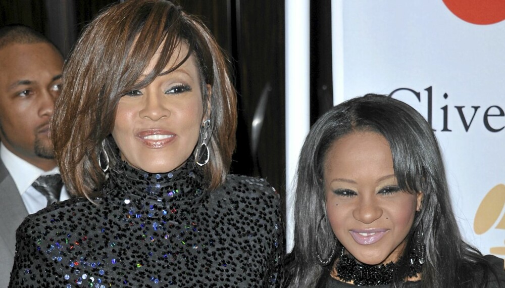 Eplet faller ikke langt fra stammen, sies det. Bobbi Kristina ser ut til å ha arvet mamma Withneys evne til å havne i trøbbel. Eplet faller ikke langt fra stammen, sies det. Bobbi Kristina ser ut til å ha arvet mamma Withneys evne til å havne i trøbbel.