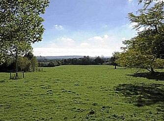 Bølgende, engelske enger. Bolehyde Manor er omgitt av 250 mål åker, eng og parkmessig opparbeidede områder. Bølgende, engelske enger. Bolehyde Manor er omgitt av 250 mål åker, eng og parkmessig opparbeidede områder.