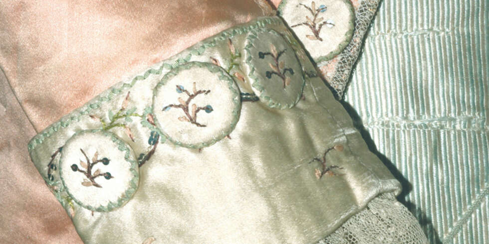 DETALJER: Brudestasen var svært detaljert og forseggjort, med broderier og blonder. DETALJER: Brudestasen var svært detaljert og forseggjort, med broderier og blonder.