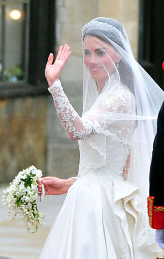PÅ VEI INN: Kate Middleton på vei inn i kirken. Den lille brudebuketten passer fint til kjolen. PÅ VEI INN: Kate Middleton på vei inn i kirken. Den lille brudebuketten passer fint til kjolen.