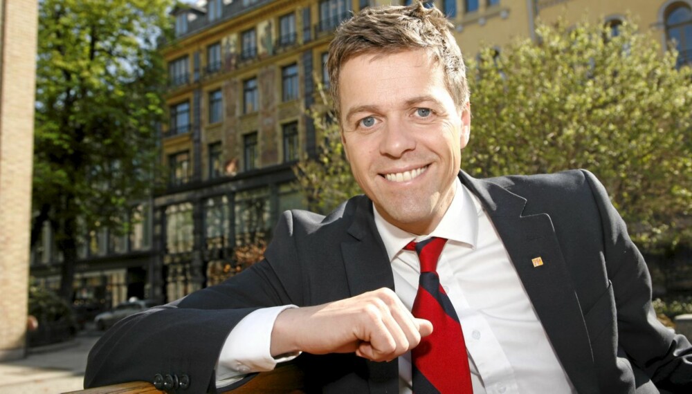 - Hun er varm, klok og positiv, sier Knut Arild Hareide om sin nye kjæreste. - Hun er varm, klok og positiv, sier Knut Arild Hareide om sin nye kjæreste.