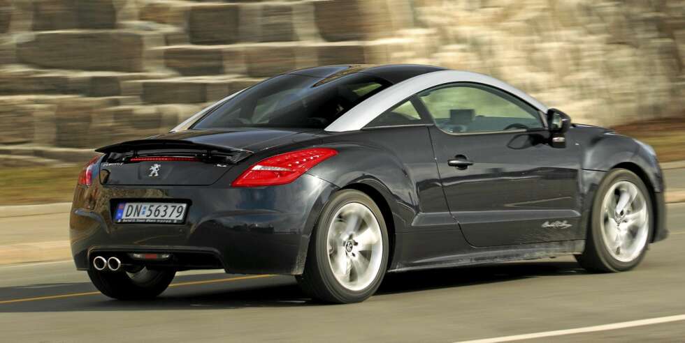 RASK NOK: Tolitersdieselen i Peugeot RCZ er sterk i mellomregisteret og gjør at ytelsene står i stil med designet. Legg merke til hekkspoileren og den buede taklinjen. RASK NOK: Tolitersdieselen i Peugeot RCZ er sterk i mellomregisteret og gjør at ytelsene står i stil med designet. Legg merke til hekkspoileren og den buede taklinjen.