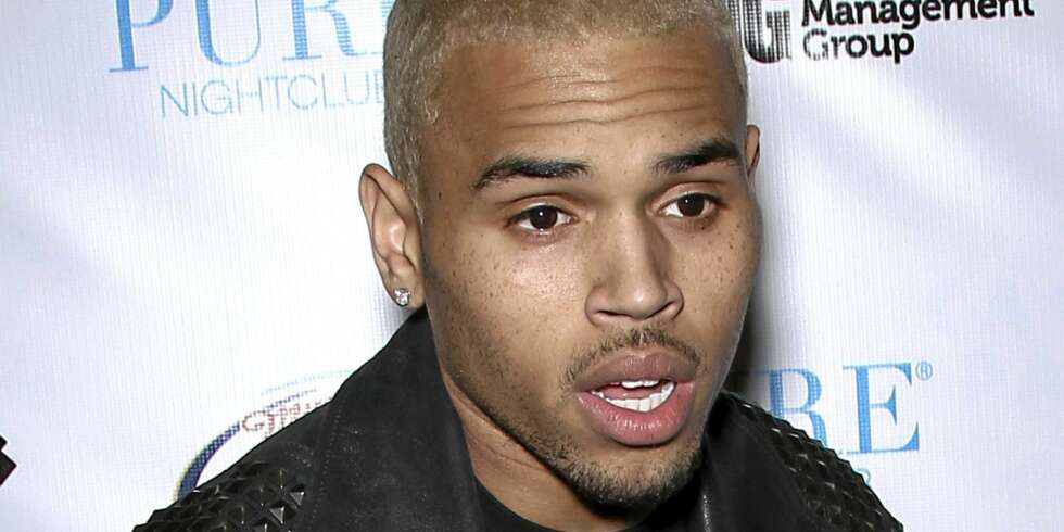 Chris Brown feiret nylig sin 22. bursdag, men får fortsatt kjeft av moren sin når han ikke greier å oppføre seg. Chris Brown feiret nylig sin 22. bursdag, men får fortsatt kjeft av moren sin når han ikke greier å oppføre seg.