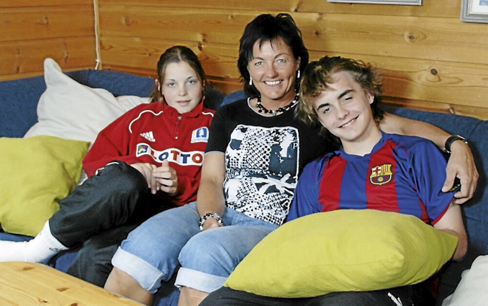 DOBBELT OPP: For drøye to år siden ble Trine mamma til lille Celine. Her er hun sammen med tvillingene Kathinka og Kristian i
sofakroken for noen år siden. DOBBELT OPP: For drøye to år siden ble Trine mamma til lille Celine. Her er hun sammen med tvillingene Kathinka og Kristian i
sofakroken for noen år siden.