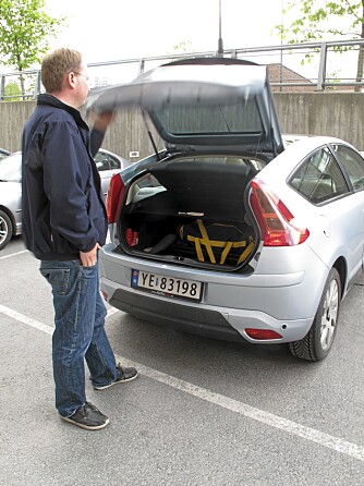 KLASSIKER: Om to sekunder er lokket igjen, bilen låst - og nøklene ligger sammen med bagasjen. FOTO: Geir Svardal KLASSIKER: Om to sekunder er lokket igjen, bilen låst - og nøklene ligger sammen med bagasjen. FOTO: Geir Svardal