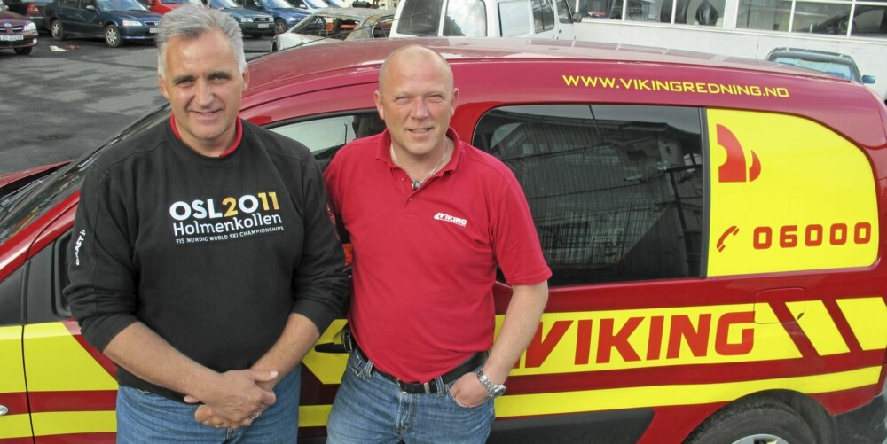HJELPEN: Ole Vidar Sollie (t.v.) og Jon Andresen vil ikke anbefale eiere av nyere biler å forsøke seg på låste dører på egenhånd. FOTO: Geir Svardal HJELPEN: Ole Vidar Sollie (t.v.) og Jon Andresen vil ikke anbefale eiere av nyere biler å forsøke seg på låste dører på egenhånd. FOTO: Geir Svardal