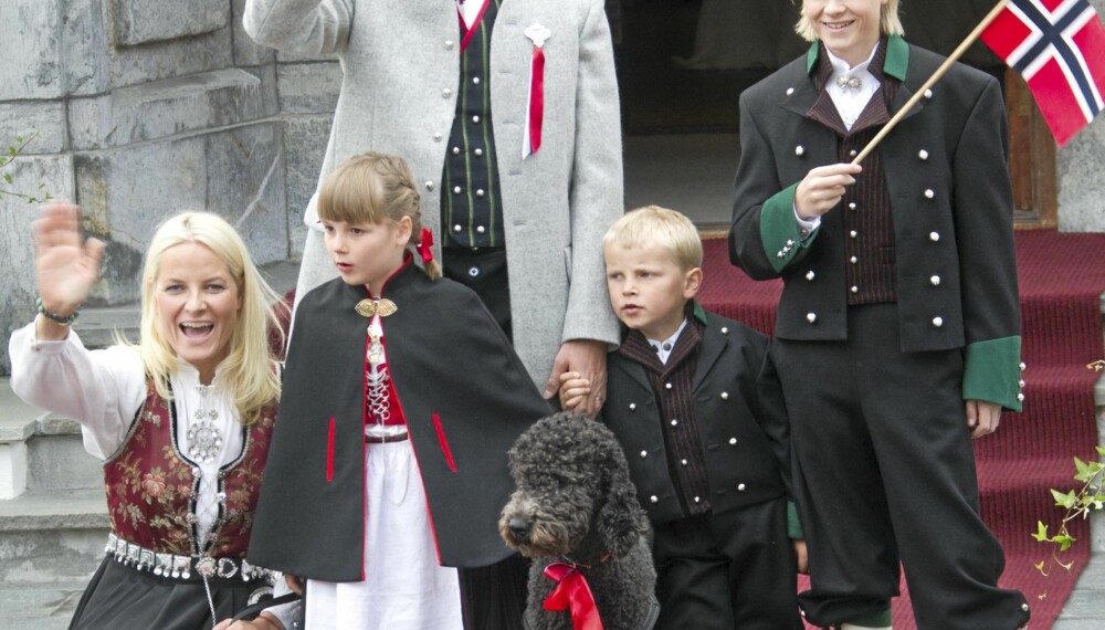 FULLTALLIG: Tradisjonen tro hilste kronprinsfamilien årets barnetog i Asker: Kronprinsesse Mette-Marit, kronprins Haakon, prinsesse Ingrid Alexandra, Milly Kakao, prins Sverre Magnus og kronprinsessens sønn, Marius Borg. FULLTALLIG: Tradisjonen tro hilste kronprinsfamilien årets barnetog i Asker: Kronprinsesse Mette-Marit, kronprins Haakon, prinsesse Ingrid Alexandra, Milly Kakao, prins Sverre Magnus og kronprinsessens sønn, Marius Borg.