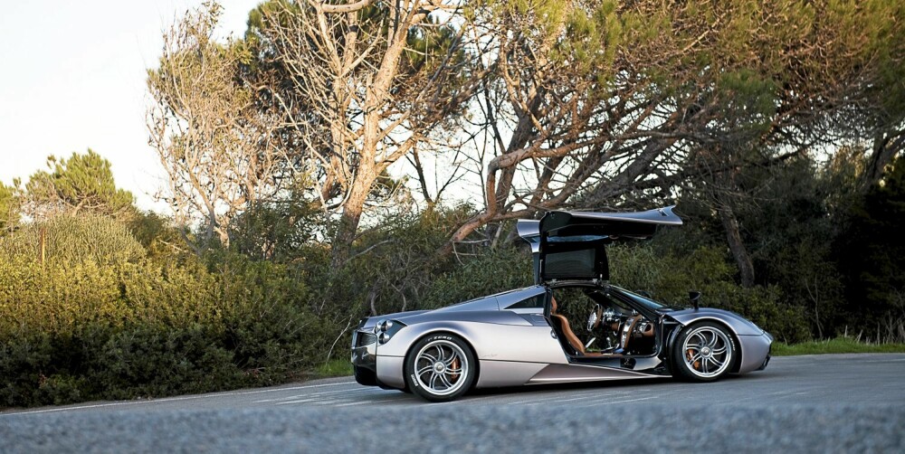 MÅKEVINGEDØRER: Paganis siste kreasjon har ikke bare hentet motoren fra AMG. Også dørene er inspirert av klassikeren Mercedes 300SL. MÅKEVINGEDØRER: Paganis siste kreasjon har ikke bare hentet motoren fra AMG. Også dørene er inspirert av klassikeren Mercedes 300SL.