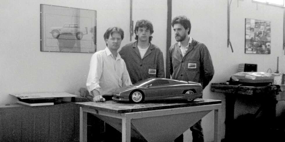 KARBONFIBER: Pagani laget en karbonprototyp av den legendariske Countach på 80-tallet. Legg også merke til bildet av LM002 på veggen. KARBONFIBER: Pagani laget en karbonprototyp av den legendariske Countach på 80-tallet. Legg også merke til bildet av LM002 på veggen.