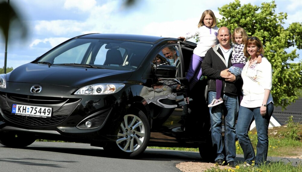 VALGTE MAZDA: Familien Henriksen valgte å bytte sin Mazda5 i en ny modell. Skyvedørene er noe av det de liker best. VALGTE MAZDA: Familien Henriksen valgte å bytte sin Mazda5 i en ny modell. Skyvedørene er noe av det de liker best.