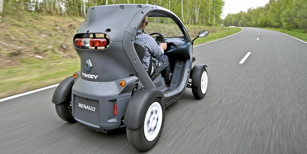 SMAL: Renault Twizy er bare litt over en meter bred. Det gjør den smidig i trafikken. FOTO: Renault SMAL: Renault Twizy er bare litt over en meter bred. Det gjør den smidig i trafikken. FOTO: Renault