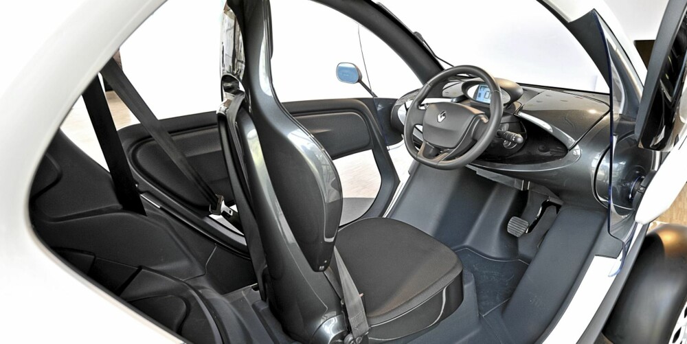 ENKELT: Instrumentering og betjening er svært enkel. Renault ser ikke på Twizy som en bil nummer én. FOTO: Renault ENKELT: Instrumentering og betjening er svært enkel. Renault ser ikke på Twizy som en bil nummer én. FOTO: Renault